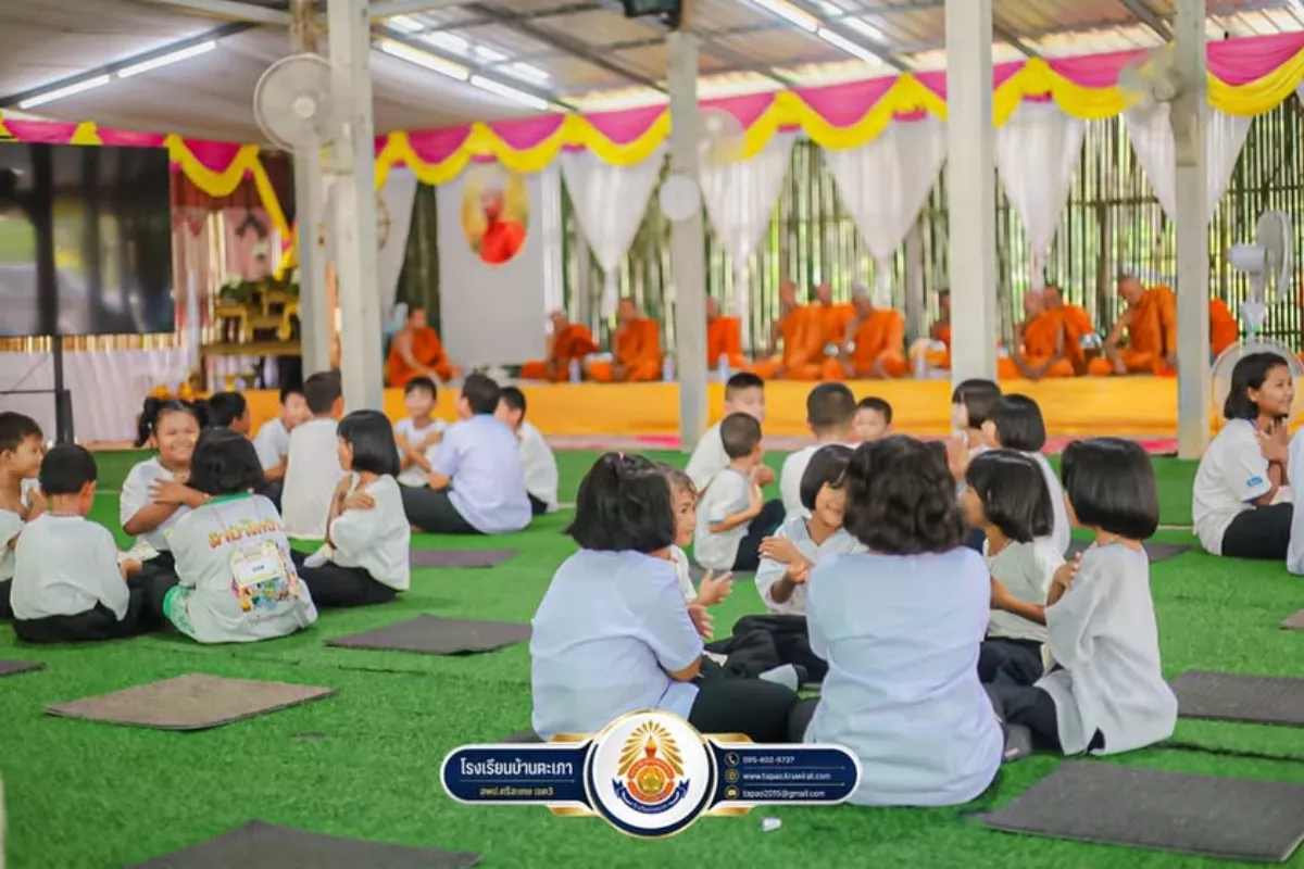 นักเรียนชุดขาวนั่งฟังธรรมจากพระวิทยากรในค่ายอบรมธรรมะ ณ วัดปรางค์กู่