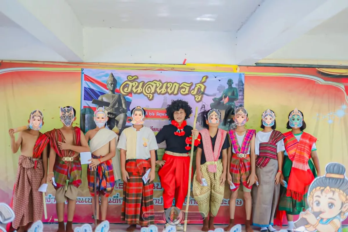 นักเรียนสวมหน้ากากและแต่งกายเป็นตัวละครในวรรณคดียืนเรียงหน้าป้ายวันสุนทรภู่ โรงเรียนบ้านตะเภา